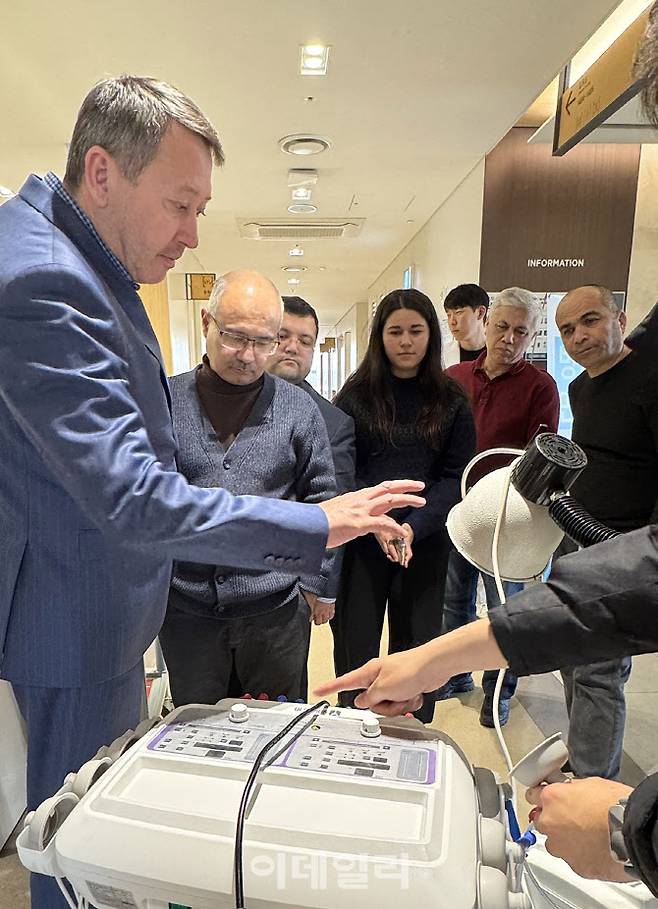 우즈베키스탄 보건부 관계자들이 지난해 한국한의약진흥원이 진행한 ‘2024년 한의약 정책연수 프로그램’(2024 Korean Medicine Policy Training Program)에서 한의 의료기관을 방문해 설명을 듣고 있는 모습.(사진=한의약진흥원)