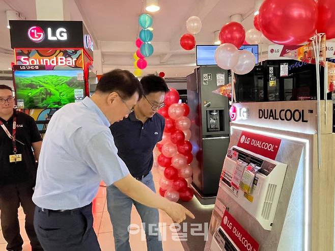 이재성 LG전자 ES사업본부장 부사장이 지난 9~10일 필리핀 출장 일정을 소화하며 현지 가전양판점을 방문하고 있다.(사진=링크드인)