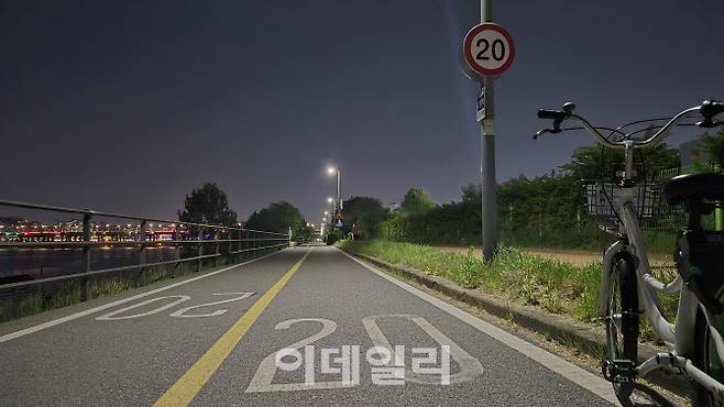 지난 6일 오후 서울 서초구 잠원한강공원 내 자전거도로 곳곳에 권장속도로 시속 20㎞가 안내돼 있다. (사진=정윤지 기자)