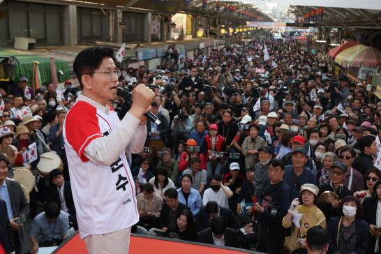 김문수 국민의힘 대선후보가 12일 대구 달성로 서문시장에서 시민들에게 지지를 호소하고 있다. (사진=뉴스1)