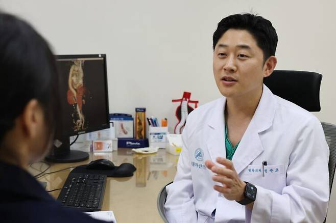 권준교 서울아산병원 혈관외과 교수가 심혈관질환 환자를 진료하고 있다. [사진=서울아산병원]