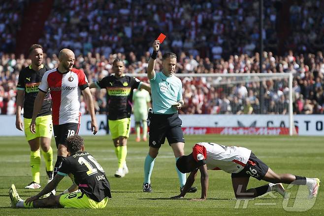 황인범의 소속팀 페예노르트는 11일(한국시간) 열린 2024-25 네덜란드 에레비시 32라운드 홈 경기에서 PSV 에인트호번에 2-3으로 역전패했다. ⓒ AFP=뉴스1