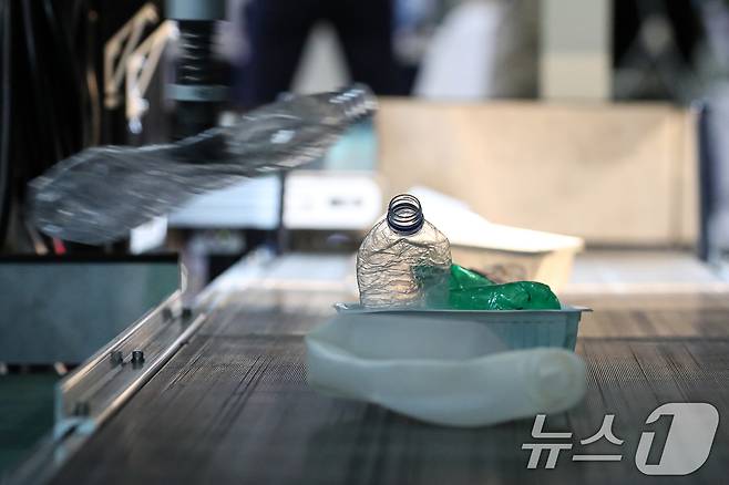 28일 경기 고양시 킨텍스에서 열린 폐기물자원순환산업전&친환경·미래소재 2024 차세대 분체산업전에서 폐기물 로봇 선별기가 폐기물을 분류하고 있다. 2024.8.28/뉴스1 ⓒ News1 이승배 기자