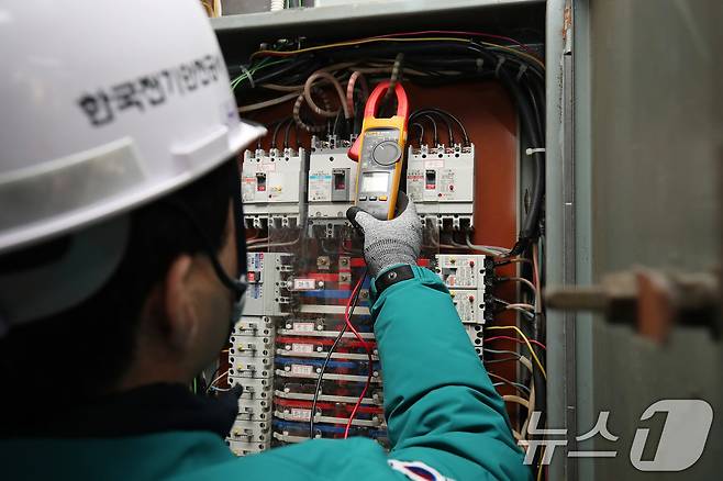 대구 북구 노원동 서대구고속버스터미널에서 소방, 한국전기안전공사, 북구청 등 관계 기관이 참여하는 다중이용시설 합동 안전점검이 진행되고 있다.  2025.1.14/뉴스1 ⓒ News1 공정식 기자