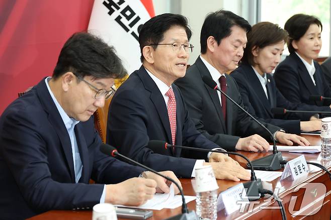 김문수 국민의힘 대통령 후보가 11일 오후 서울 여의도 국회에서 열린 중앙선거대책위원회 회의애서 발언하고 있다. 2025.5.11/뉴스1 ⓒ News1 이광호 기자