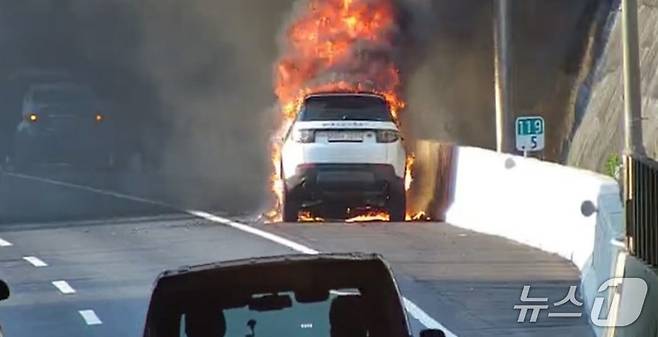 세종포천고속도로 SUV 화재 모습.(경기도소방재난본부 제공)