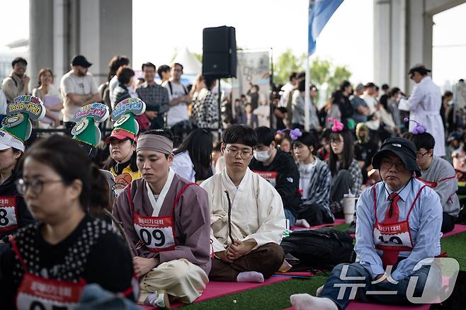 11일 오후 서울 서초구 잠수교에서 열린 '2025 한강 멍때리기 대회' 참가자들이 멍하니 있다. ⓒ News1 이승배 기자
