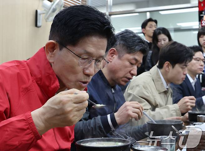 김문수 국민의힘 대선 후보가 제21대 대통령 선거 공식 선거운동이 시작된 12일 새벽 서울 송파구 양재대로 가락시장을 방문해 상인들과 순대국밥을 먹고 있다. 2025.5.12/뉴스1 ⓒ News1 이동해 기자