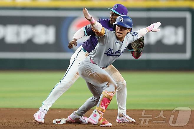 다저스 김혜성이 12일(한국시간) 애리조나전에서 안타를 치고 2루에 들어간 뒤 세이브 신호를 보내고 있다.ⓒ AFP=뉴스1