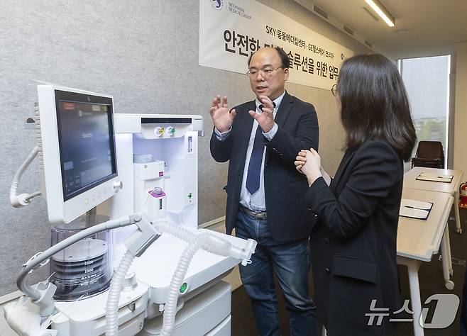 오이세 스카이동물메디컬센터 원장이 8일 GE헬스케어 마취기를 보면서 관계자와 이야기를 나누고 있다. ⓒ 뉴스1