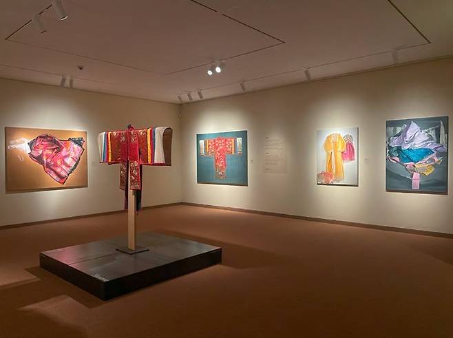 헬레나 파라다 김 '빛이 머무는 시간'展 전시장 전경 (초이앤초이 갤러리 제공)