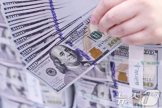 25일 서울 중구 하나은행 위변조대응센터에서 직원이 100달러 지폐를 살펴보고 있다. 2025.4.25/뉴스1 ⓒ News1 민경석 기자