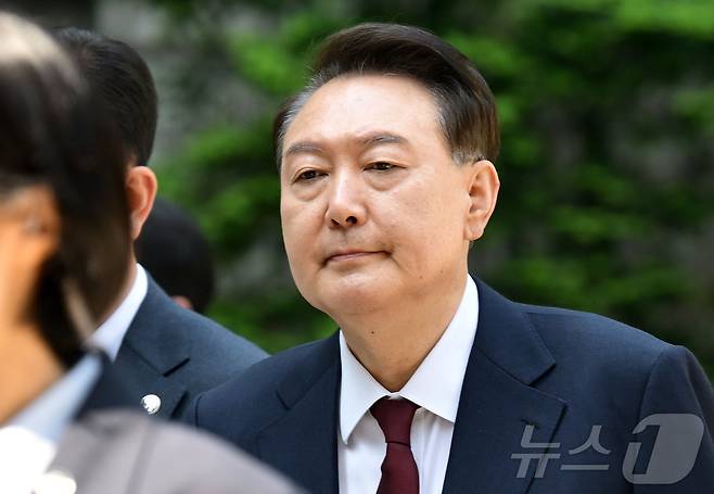 윤석열 전 대통령이 12일 오전 서울 서초구 중앙지방법원에서 열린 내란 우두머리 혐의, 직권남용 권리행사방해 혐의 사건 3차 공판에 출석하고 있다. 2025.5.12/뉴스1 ⓒ News1 사진공동취재단