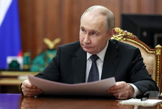 블라디미르 푸틴 러시아 대통령이 5일(현지시간) 모스크바 크렘린 궁에서 세르게이 소뱌닌 모스크바 시장과 만나고 있다. 2025.05.06 ⓒ AFP=뉴스1 ⓒ News1 우동명 기자