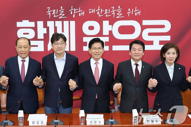 김문수 국민의힘 대통령 후보와 권성동, 황우여, 안철수, 나경원 공동선거대책위원장이 11일 오후 서울 여의도 국회에서 열린 중앙선거대책위원회 회의에서 손을 맞잡고 기념촬영을 하고 있다. 2025.5.11/뉴스1 ⓒ News1 이광호 기자