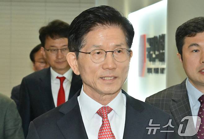 김문수 국민의힘 대통령 후보가 11일 오전 한덕수 전 국무총리와의 회동을 위해 서울 여의도 중앙당사에서 대통령후보실로 이동하고 있다.(공동취재) 2025.5.11/뉴스1 ⓒ News1 이광호 기자