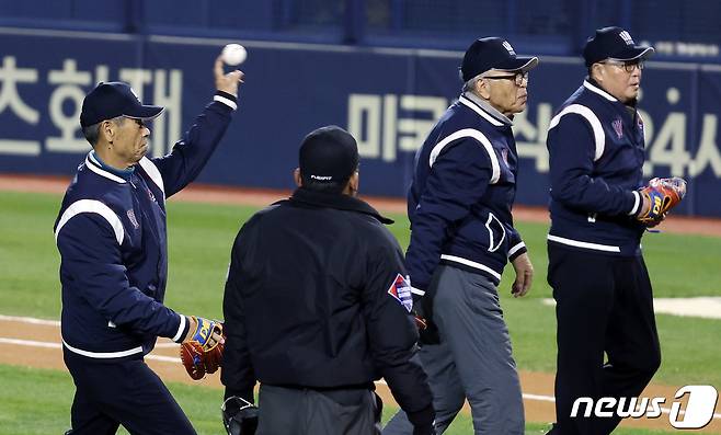 야구계 '3金'으로 통했던 김응용 전 대한야구소프트볼협회 회장(가운데)과 김성근 전 한화 이글스 감독(왼쪽), 김인식 전 국가대표 감독. / 뉴스1 DB ⓒ News1 이동해 기자