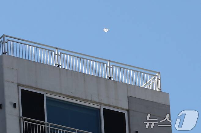 서울 도심 상공에 북한이 날린 쓰레기 풍선이 떠다니고 있다. 2024.10.2/뉴스1 ⓒ News1 유승관 기자