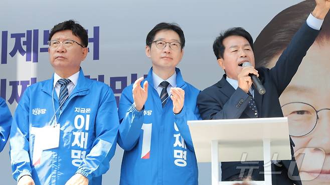 더불어민주당 울산 선거대책위원회가 12일 오전 울산 남구 공업탑로터리에서 출정식을 가졌다. 왼쪽부터 이선호 울산시당위원장, 김경수 중앙선대위 총괄선대위원장, 윤종오 진보당 국회의원. 2025.5.12/뉴스1 ⓒ News1 김세은 기자