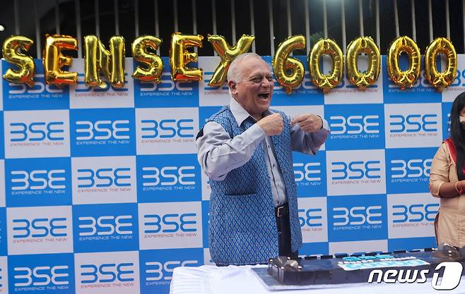 2021년 한 투자자가 인도 선섹스지수 6만 돌파를 축하하고 있다. 2023.12.06 ⓒ 로이터=뉴스1 ⓒ News1 박형기 기자