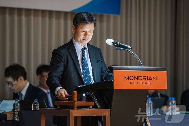 박기덕 고려아연 대표가 28일 오전 서울 용산구 몬드리안 호텔에서 열린 제51기 고려아연 주주총회에서 의사봉을 두드리고 있다. (고려아연 제공. 재판매 및 DB 금지) 2025.3.28/뉴스1