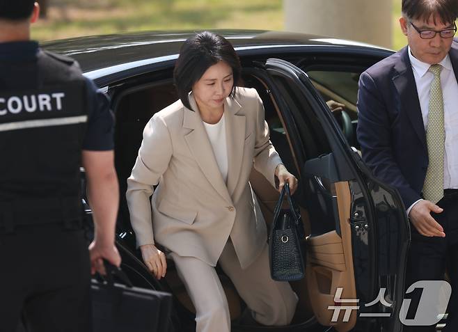 '공직선거법 위반' 혐의로 1심에서 벌금형을 선고받은 이재명 더불어민주당 대통령 후보의 부인 김혜경 여사가 12일 오후 경기 수원시 영통구 수원고등법원에서 열린 항소심 선고 공판에 출석하고 있다. 2025.5.12/뉴스1 ⓒ News1 김영운 기자