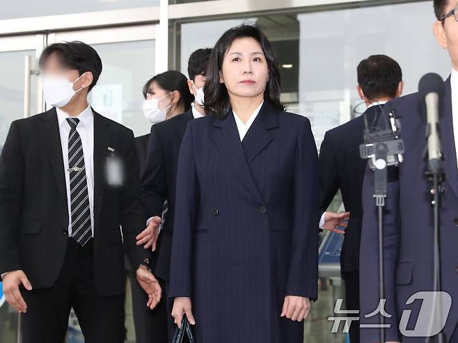 공직선거법 위반 혐의로 불구속 기소된 더불어민주당 이재명 대표의 배우자 김혜경 씨가 14일 오후 경기 수원시 영통구 수원지방법원에서 열린 선고공판을 마치고 나와 변호사의 답변을 기다리고 있다.  2024.11.14/뉴스1 ⓒ News1 김영운 기자