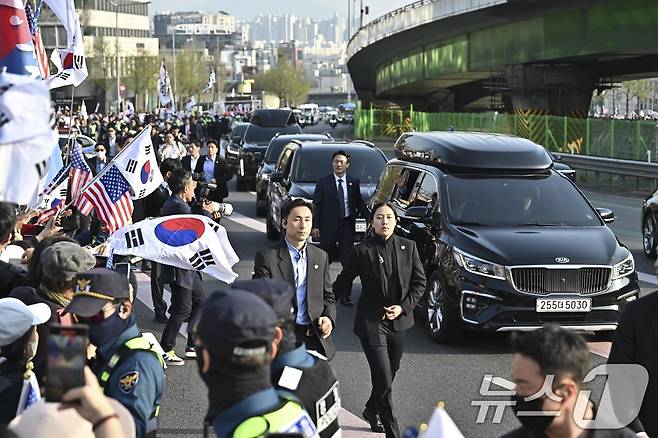 윤석열 전 대통령이 11일 오후 서울 용산구 한남동 대통령 관저를 떠나 서초동 사저로 이동하며 지지자들과 인사를 하고 있다. (공동취재) 2025.4.11/뉴스1 ⓒ News1 김성진 기자