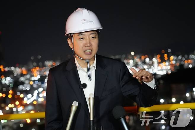 이준석 개혁신당 대통령 후보가 공식 선거운동이 시작된 12일 전남 여수 국가산업단지를 찾아 백브리핑을 하고 있다. (이준석 캠프 제공, 재판매 및 DB 금지) 2025.5.12/뉴스1