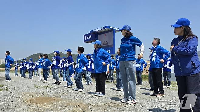 선거송에 맞춰 율동을 하고 있는 민주당 세종시당 대선 선대위 관계자들. / 뉴스1