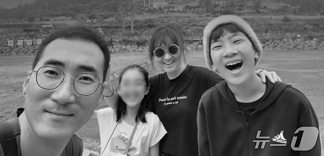 도현이법 지난해 12월 강원 강릉에서 발생한 차량 급발진 의심사고로 숨진 이도현군(사진 오른쪽)과 아버지 이상훈씨(사진 왼쪽) 와 동생, 어머니.(이상훈씨 제공, 재판매 및 DB 금지) 2023.12.2/뉴스1