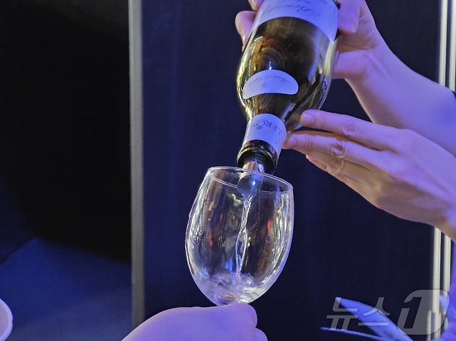 하이트진로가 12일 서울 마포구의 한 와인바에서 와인 사업자 대상 B2B 시음회를 진행했다. 하이트진로 측 관계자가 메종 르로아 부르고뉴 플뢰르 드 비뉴를 따르고 있다. ⓒ News1 이형진 기자