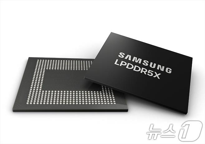 삼성전자는 업계 최소 두께의 12나노(nm·10억 분의 1m)급 저전력더블데이터레이트(LPDDR)5X D램 12·16기가바이트(GB) 패키지 양산을 시작했다고 6일 밝혔다.  (삼성전자 제공) 2024.8.6/뉴스1