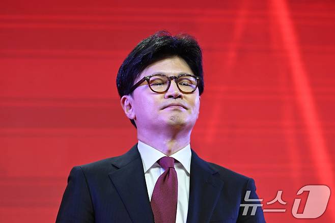 한동훈 국민의힘 대선 경선 후보가 3일 경기 고양시 킨텍스에서 열린 제5차 전당대회에서 김문수 후보의 수락 연설을 듣고 있다. (공동취재) 2025.5.3/뉴스1 ⓒ News1 김민지 기자