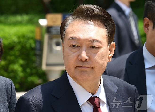 12·3 비상계엄 사태와 관련해 내란 우두머리 혐의 등으로 기소된 윤석열 전 대통령이 12일 서울 서초구 서울중앙지방법원에서 열린 3차 공판에서 오전 공판을 마치고 법원을 나서고 있다. 2025.5.12/뉴스1 ⓒ News1 사진공동취재단