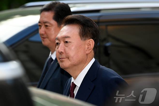 윤석열 전 대통령이 12일 오전 서울 서초구 중앙지방법원에서 열린 내란 우두머리 혐의, 직권남용 권리행사방해 혐의 사건 3차 공판을 마치고 법원을 나서고 있다. ⓒ News1 사진공동취재단