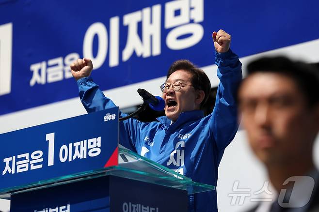 이재명 더불어민주당 대통령 후보가 제21대 대통령선거 공식 선거운동이 시작된 12일 오전 서울 종로구 광화문광장에서 열린 중앙선거대책위원회 출정식에서 연설을 하고 있다. (공동취재) 2025.5.12/뉴스1 ⓒ News1 안은나 기자