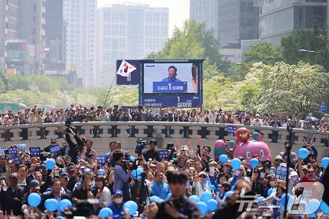 제21대 대통령선거 공식 선거운동이 시작된 12일 오전 서울 종로구 청계광장에서 열린 중앙선거대책위원회 출정식에서 시민들에게 지지를 호소하며 연설을 하고 있다. (공동취재) 2025.5.12/뉴스1 ⓒ News1 안은나 기자