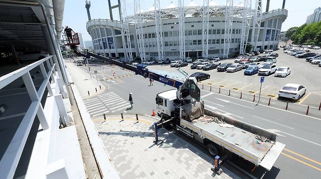 창원NC파크 야구장 주차장에서 관계자가 외장 마감재 ‘루버’ 철거 작업을 하고 있다. 사진 | 창원=연합뉴스