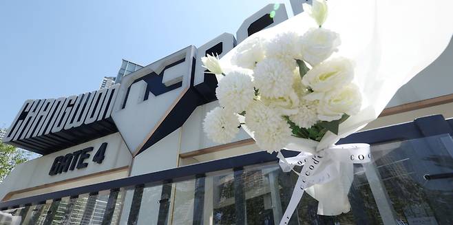 창원NC파크에 고인을 추모하는 조화 등이 놓여 있다. 사진 | 창원=연합뉴스