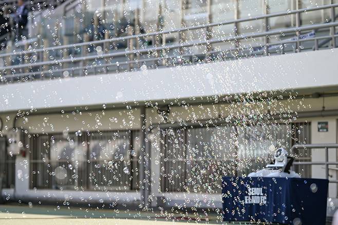 비눗방울이 목동종합운동장에 떠다니는 모습. 사진 |  서울 이랜드