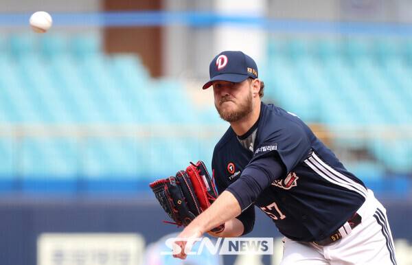 10일 대구 수성구 삼성라이온즈파크에서 열린 프로야구 '2025 신한 SOL 뱅크 KBO 리그' 두산 베어스와 삼성 라이온즈의 시범경기, 1회말 두산 선발투수 콜 어빈이 역투하고 있다. 사진┃뉴시스