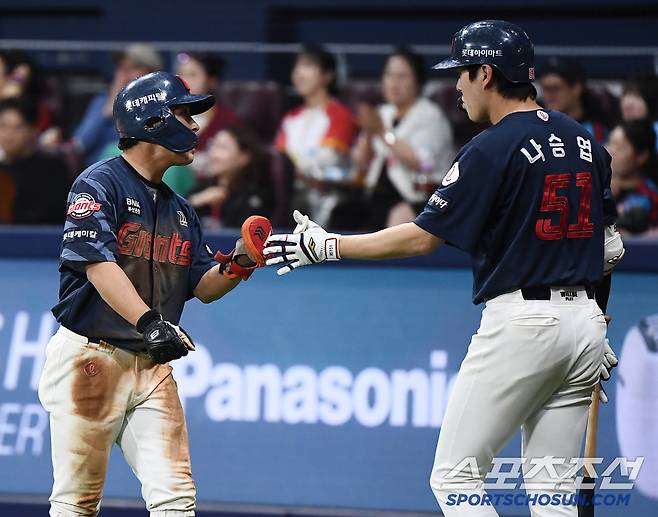 1일 서울 고척스카이돔에서 열린 롯데-키움전. 9회초 2사 3루 레이예스의 적시타 때 득점한 황성빈이 나승엽의 축하를 받고 있다. 정재근 기자