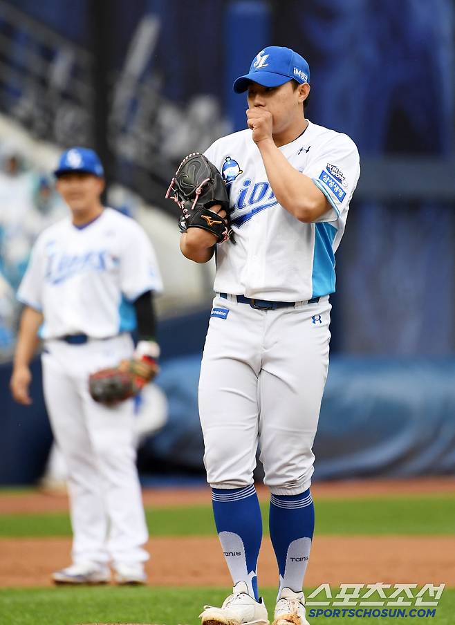 갑자기 강한 바람과 함께 비가 내리며 온도가 떨어진 상황 마운드에 오른 배찬승은 손에 연신 입김을 물었다.