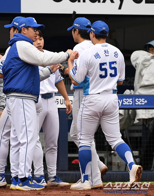 강력한 구위에 이어 위기관리 능력까지 선보인 루키 배찬승의 배짱투는 팀이 패하며 빛이 바랬다.