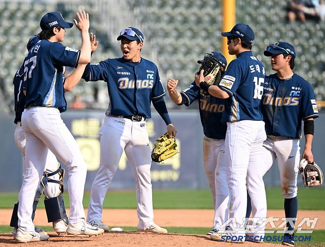 11일 잠실야구장에서 열린 NC와 두산의 더블헤더 1차전, NC가 11대5로 승리했다. 승리의 기쁨을 나누는 NC 선수들의 모습. 잠실=허상욱 기자wook@sportschosun.com/2025.05.11/
