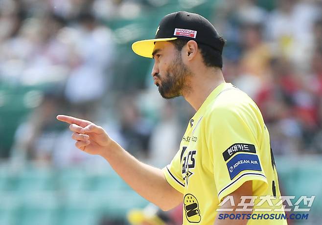 11일 인천 SSG랜더스필드에서 열린 KIA-SSG전. 화이트가 좋은 수비를 보여준 유격수를 가리키고 있다. 인천=정재근 기자 cjg@sportschosun.com/2025.5.11/