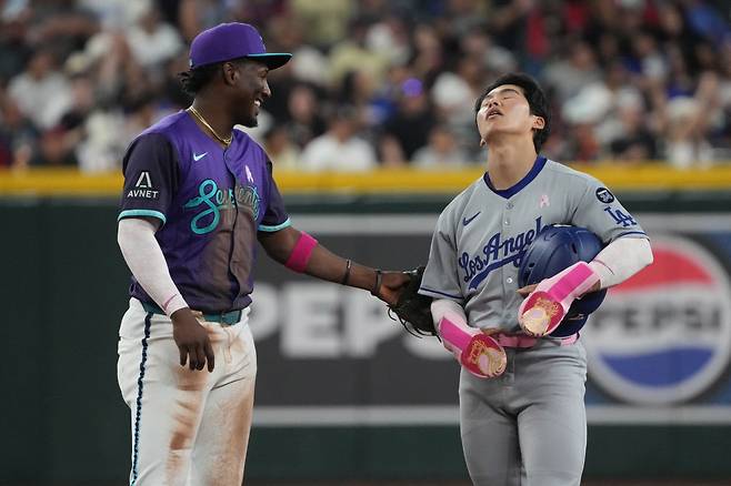 김혜성이 6회 2루타를 치고 나간 뒤 비디오 판독 끝에 아웃으로 판정이 번복되자 고개를 젖히며 아쉬워하고 있다. 애리조나 유격수 헤랄도 페르도모가 김혜성을 위로하고 있다. Imagn Images연합뉴스