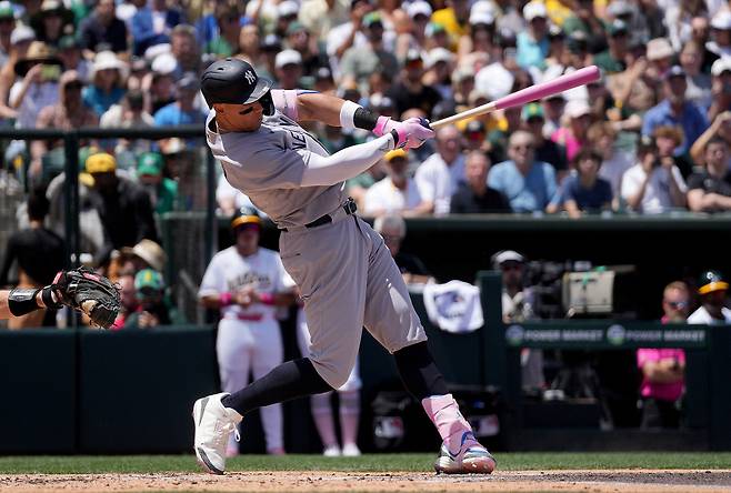 뉴욕 양키스 애런 저지가 12일(한국시각) 애슬레틱스와의 원정경기에서 2회초 2타점 적시타를 터뜨리고 있다. AFP연합뉴스