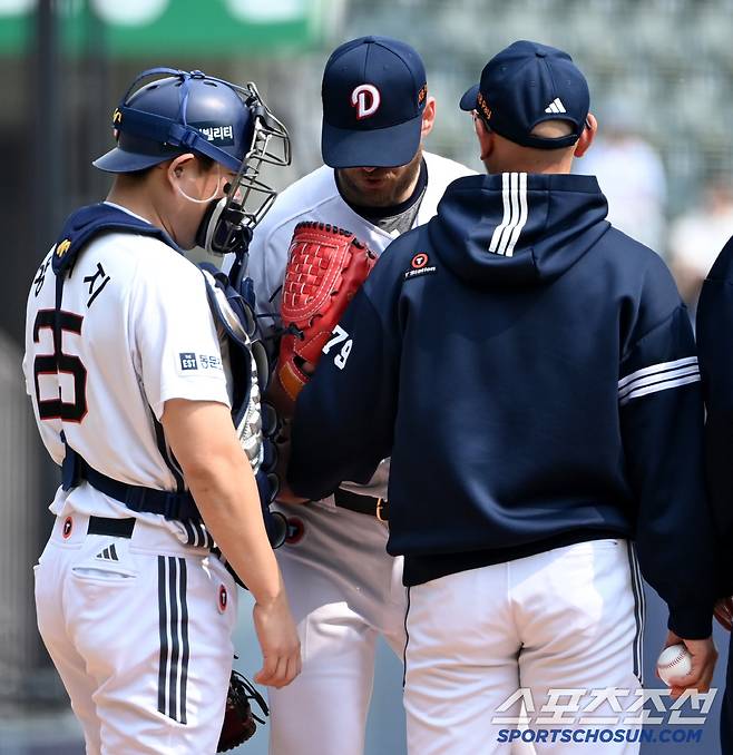 콜어빈을 다독이는 박정배 코치의 왼손, 콜어빈은 이야기를 듣기 전부터 이미 더그아웃으로 향했다